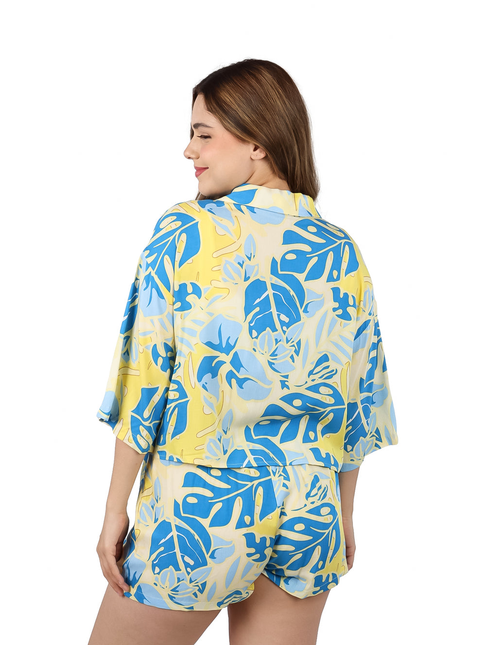 Blusa para mujer con estampado de hojas en tonos azul y amarillo.