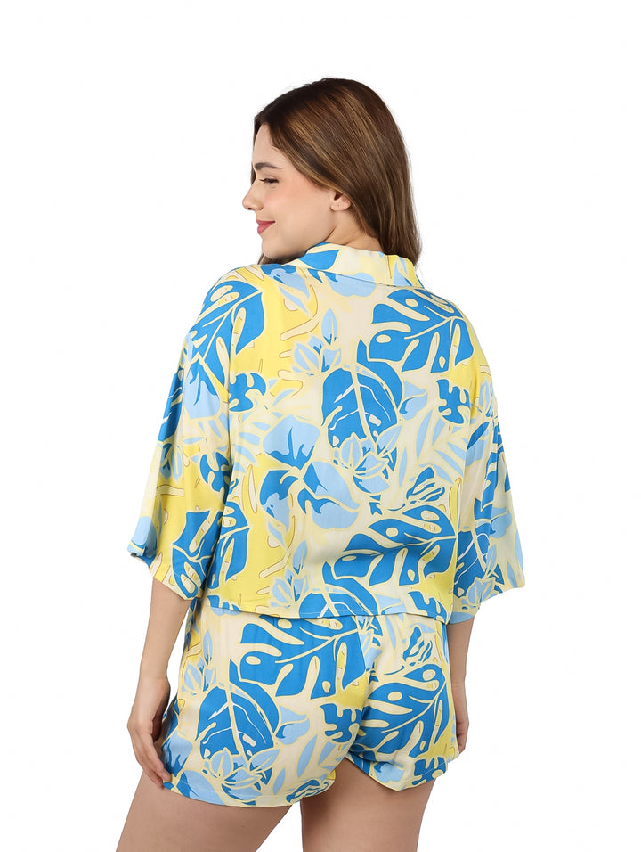 Blusa para mujer con estampado de hojas en tonos azul y amarillo.