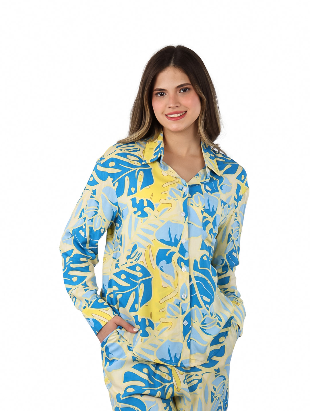 Camisa de maternidad para mujer con estampado abstracto en colores azul y amarillo lima.