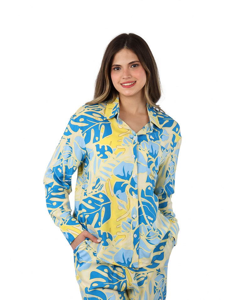 Camisa de maternidad para mujer con estampado abstracto en colores azul y amarillo lima.