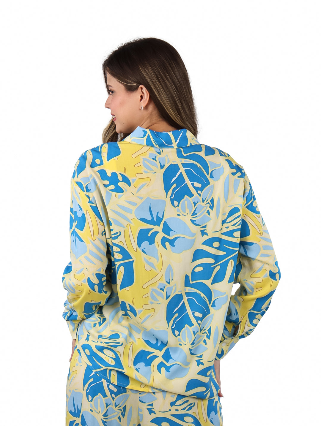 Camisa de maternidad para mujer con estampado abstracto en colores azul y amarillo lima.