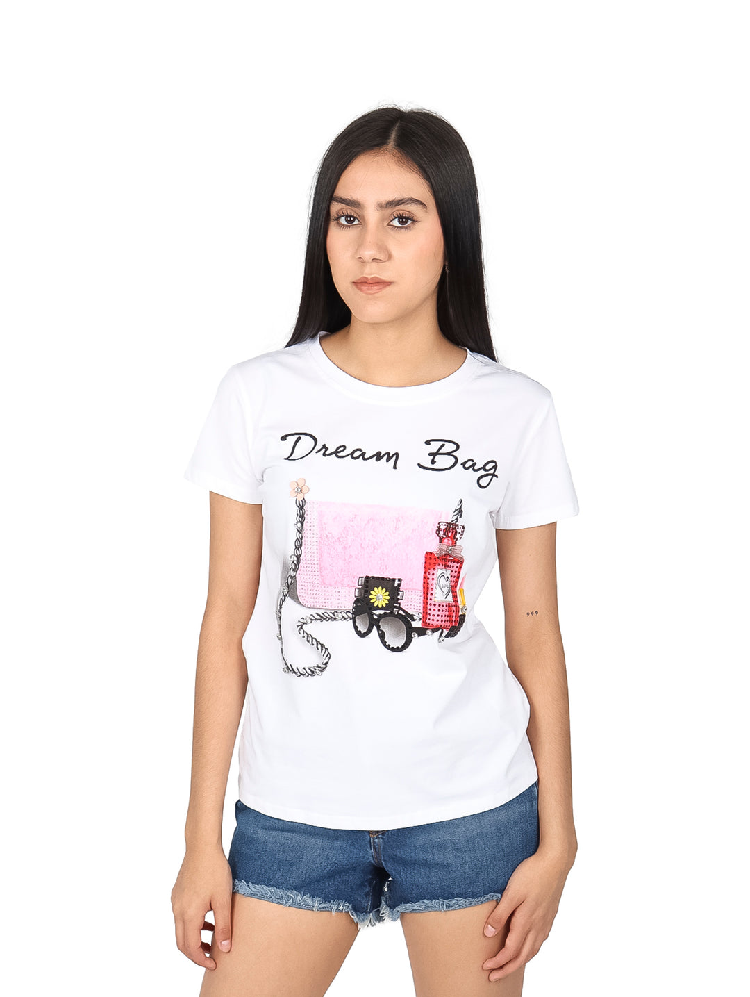 Mujer vistiendo una camiseta blanca de manga corta con estampado gráfico y el texto &