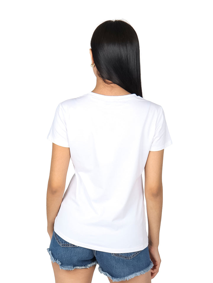 Mujer vistiendo una camiseta blanca de manga corta con estampado gráfico y el texto &