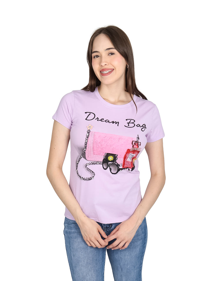 Camiseta lila de manga corta para mujer con estampado de un bolso rosa y la frase &