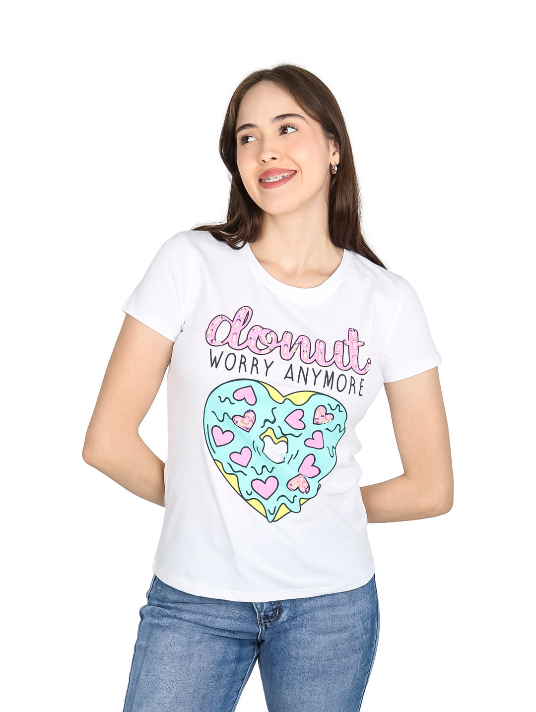 Camiseta blanca de manga corta con estampado de un donut en forma de corazón y la frase donut WORRY ANYMORE.