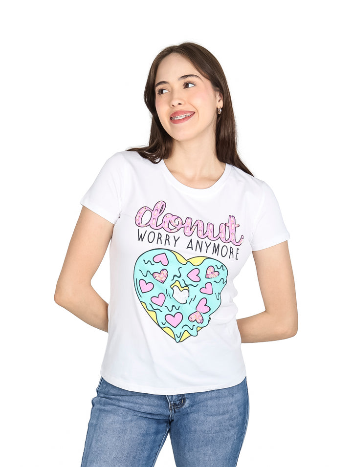 Camiseta blanca de manga corta con estampado de un donut en forma de corazón y la frase donut WORRY ANYMORE.