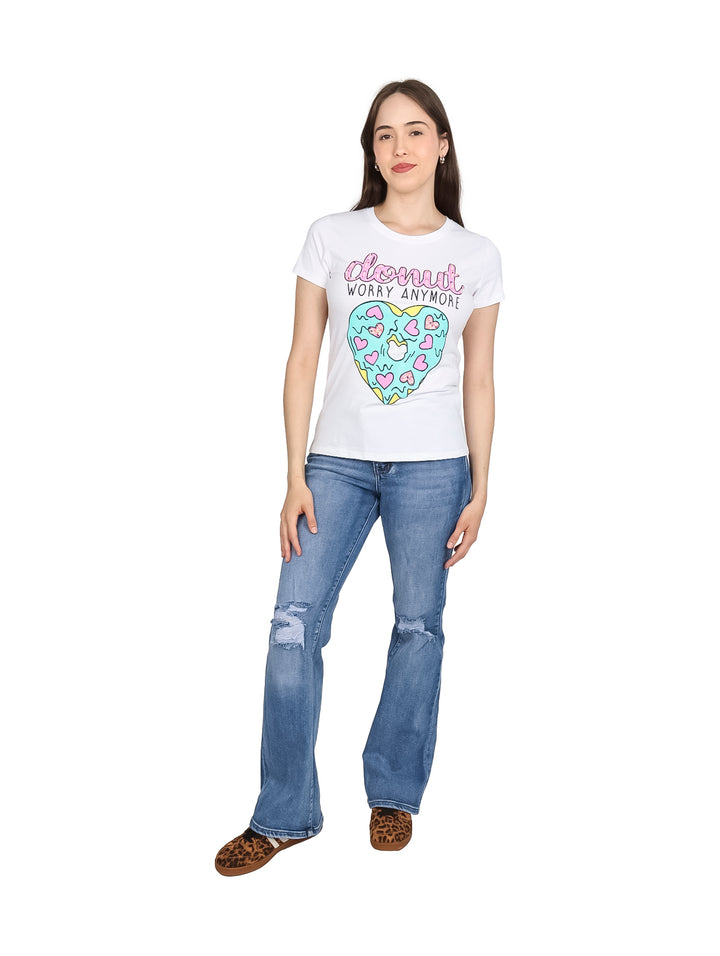 Camiseta blanca de manga corta con estampado de un donut en forma de corazón y la frase donut WORRY ANYMORE.
