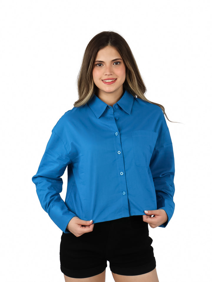 Mujer vistiendo una camisa azul de manga larga con botones y cuello.
