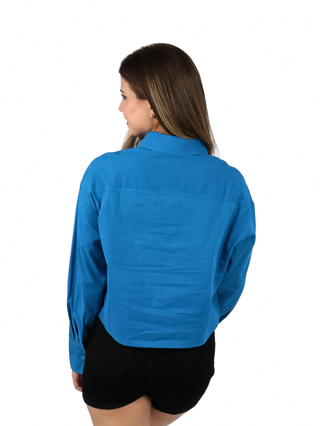 Mujer vistiendo una camisa azul de manga larga con botones y cuello.