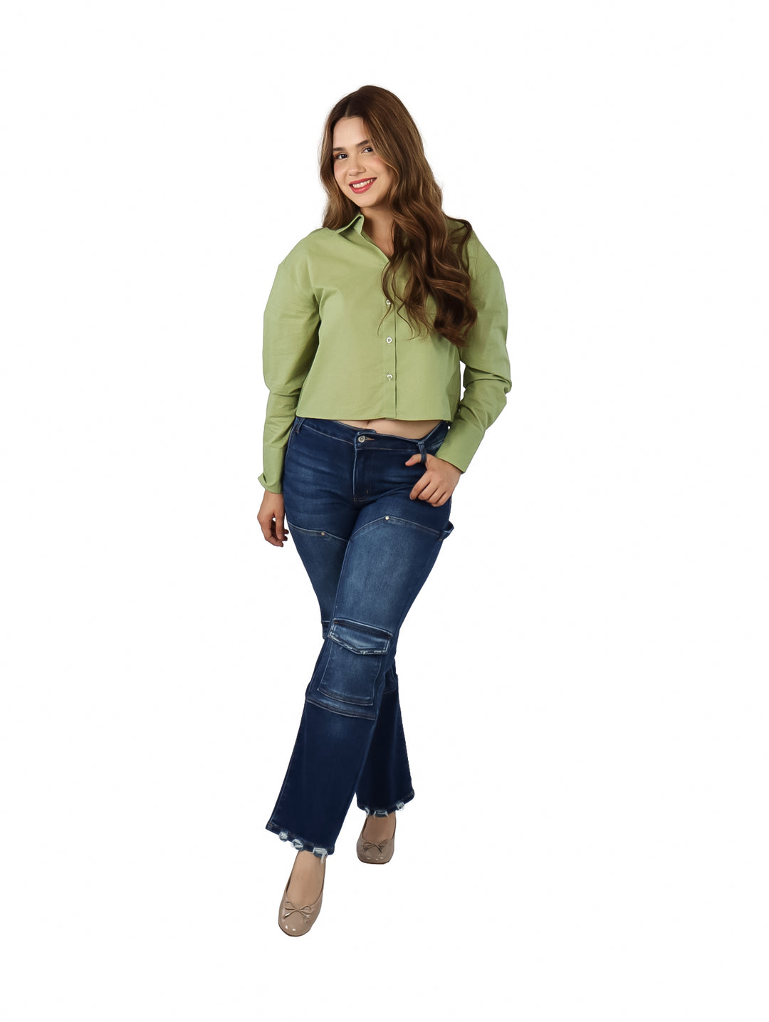 Mujer vistiendo una camisa verde de manga larga con botones y pantalones azules.