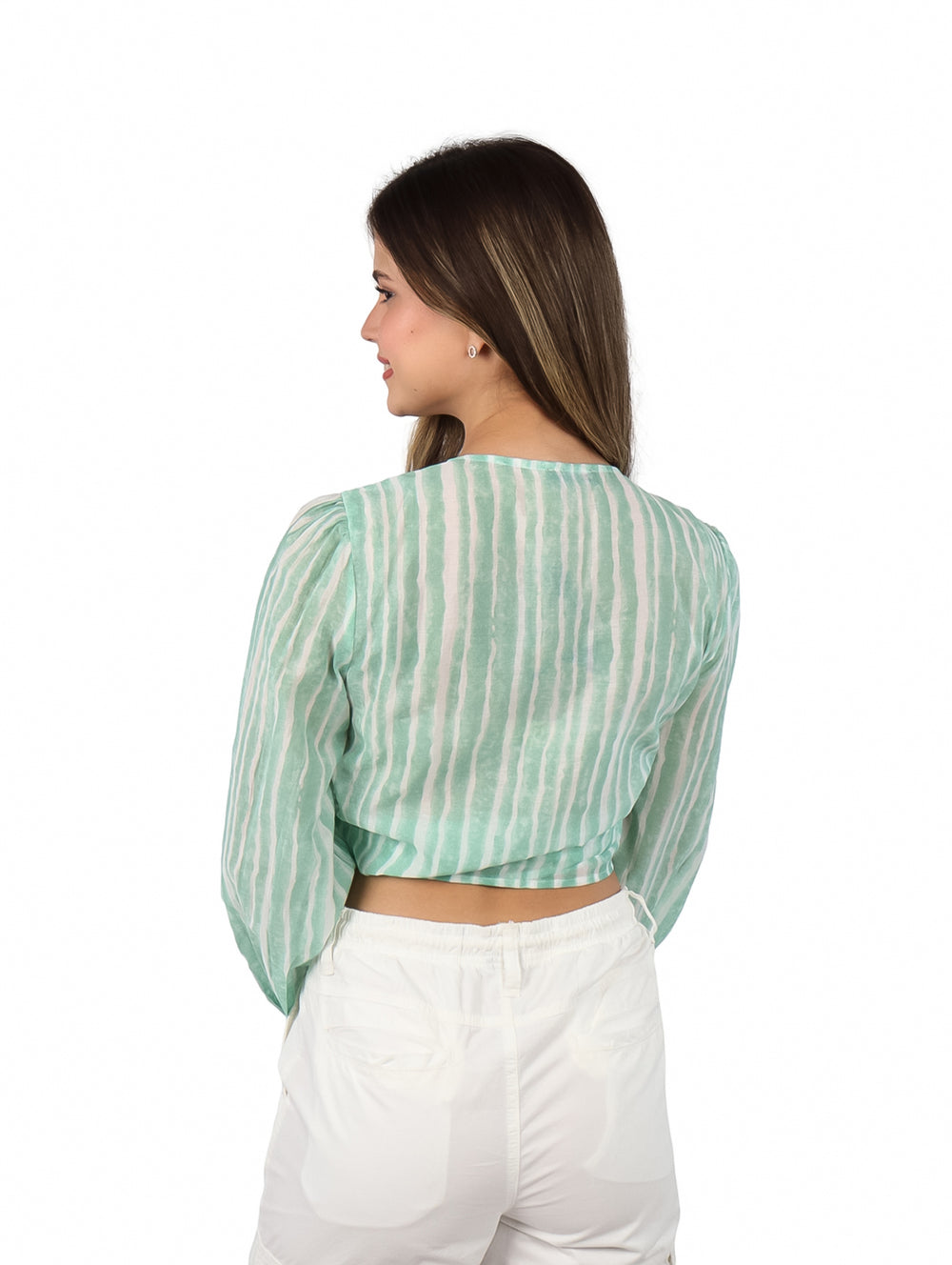 Blusa corta para mujer con rayas verticales verdes y blancas, cuello en V y nudo frontal.