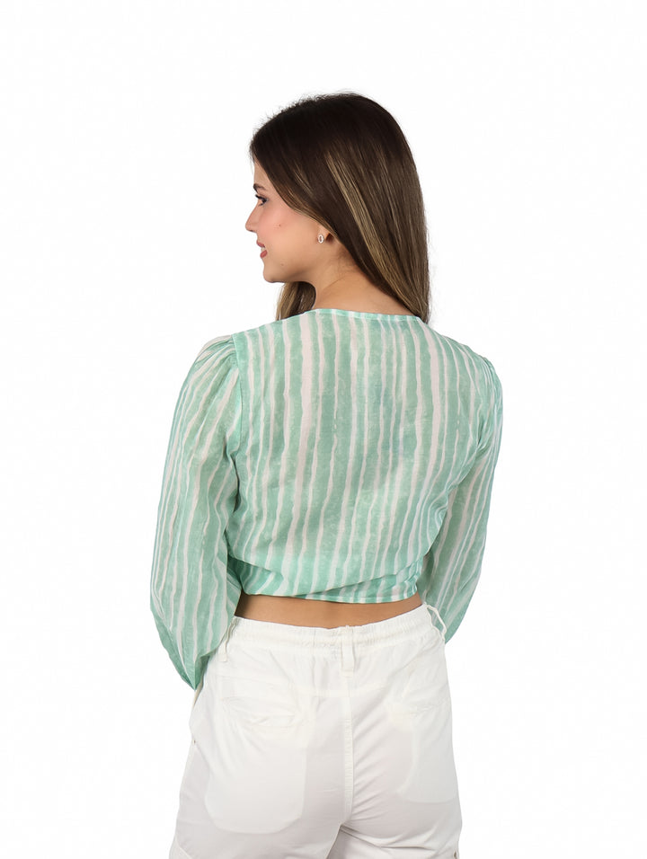 Blusa corta para mujer con rayas verticales verdes y blancas, cuello en V y nudo frontal.