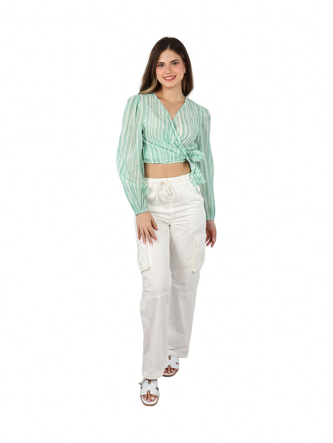 Blusa corta para mujer con rayas verticales verdes y blancas, cuello en V y nudo frontal.