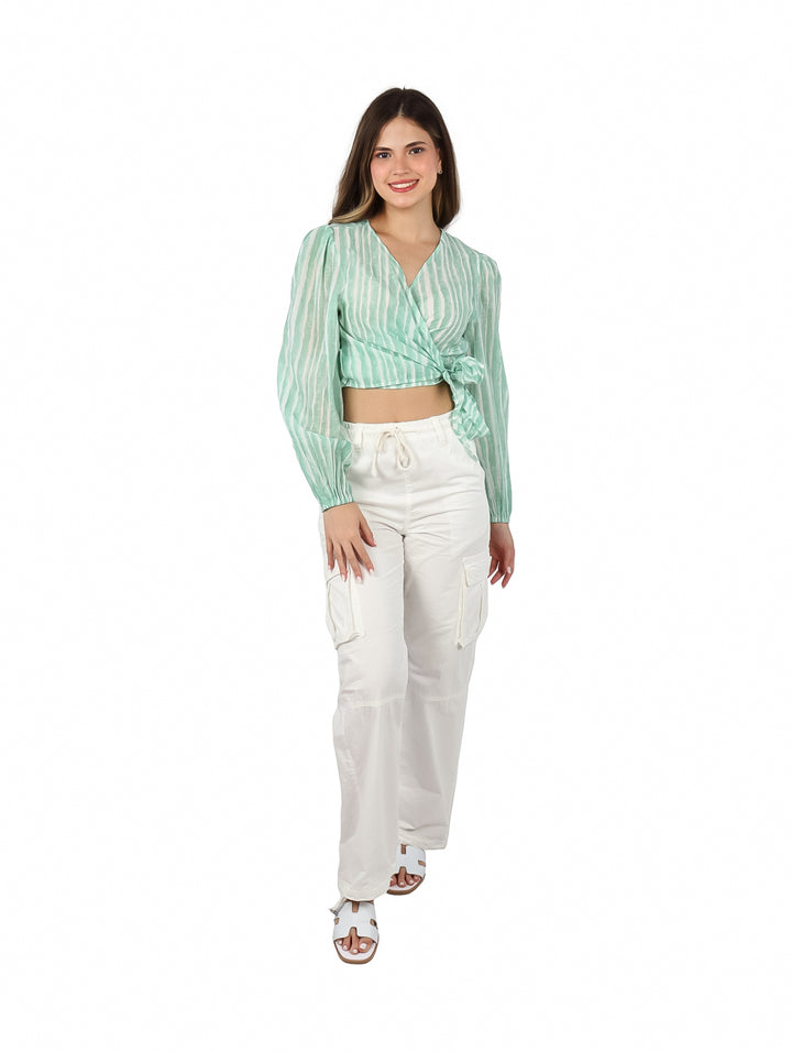 Blusa corta para mujer con rayas verticales verdes y blancas, cuello en V y nudo frontal.