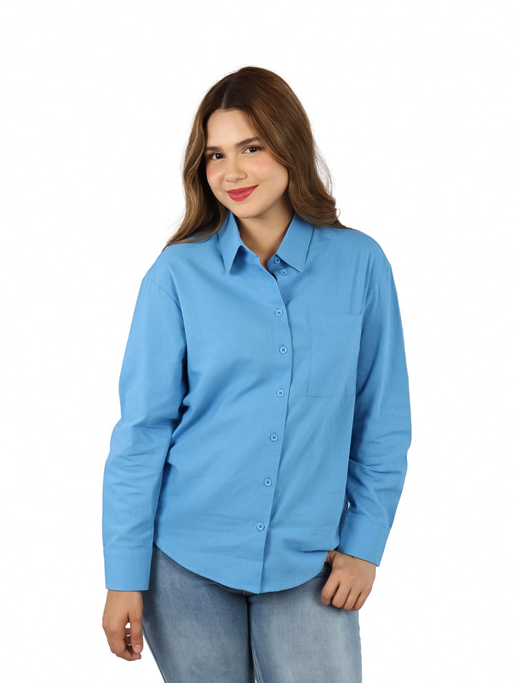 Mujer vistiendo una camisa turquesa de manga larga con botones y cuello.