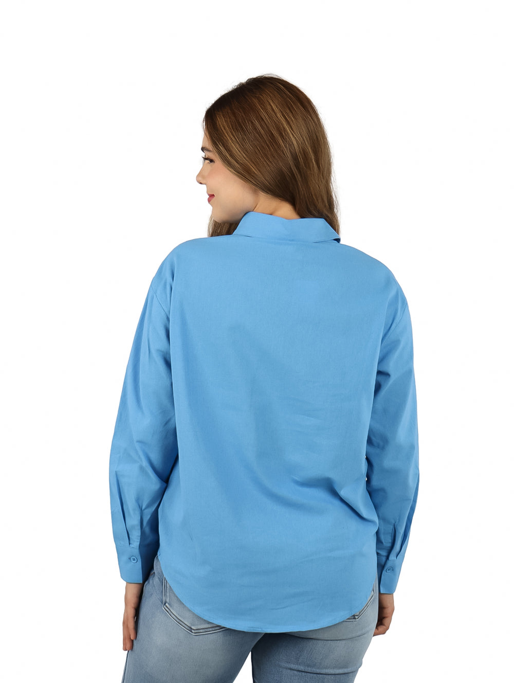 Mujer vistiendo una camisa turquesa de manga larga con botones y cuello.