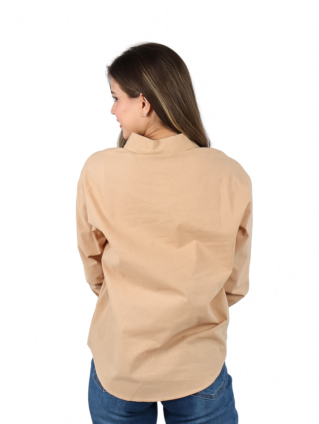 Mujer vistiendo una camisa de botones color marrón claro de manga larga.