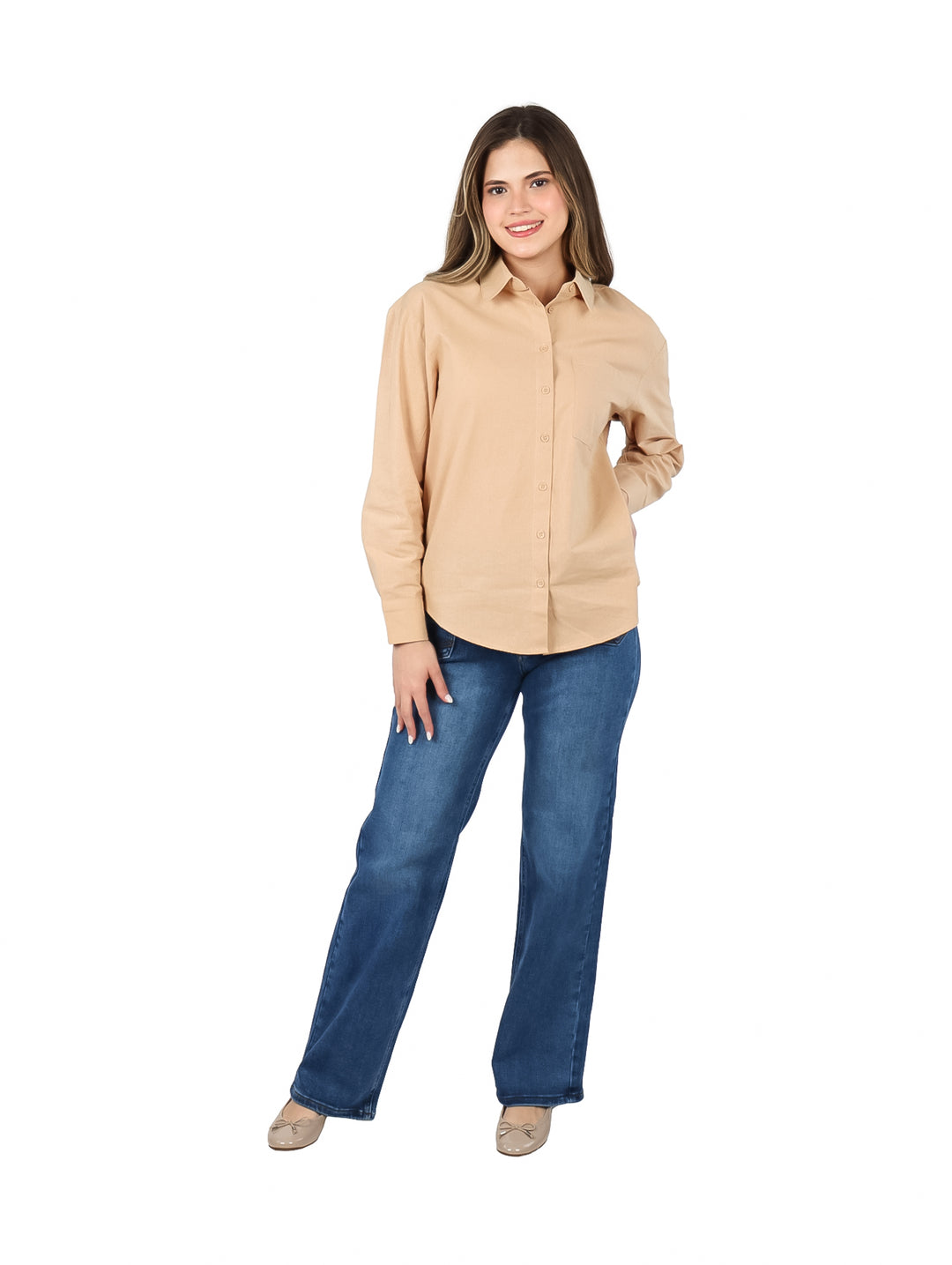 Mujer vistiendo una camisa de botones color marrón claro de manga larga.