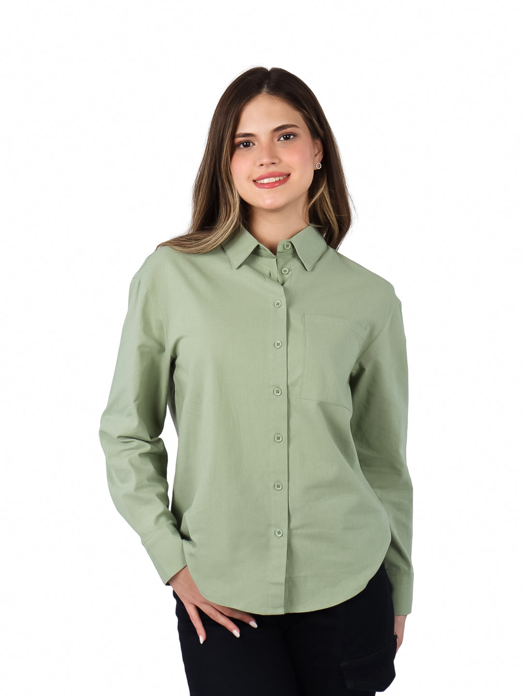Mujer vistiendo una camisa de manga larga color verde aguacate con botones frontales.