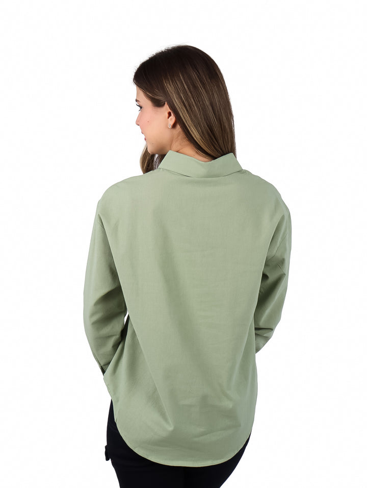Mujer vistiendo una camisa de manga larga color verde aguacate con botones frontales.