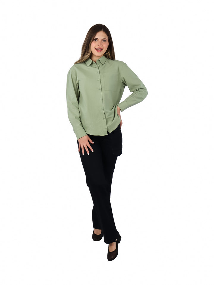 Mujer vistiendo una camisa de manga larga color verde aguacate con botones frontales.
