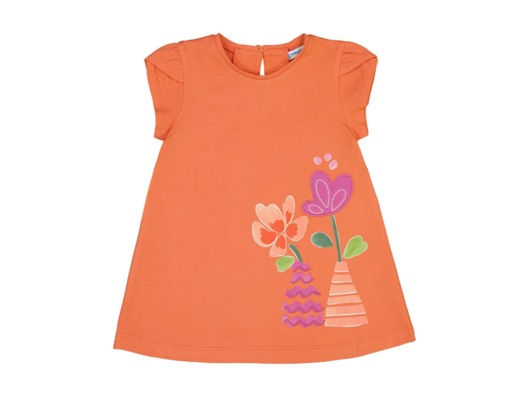 Vestido color zanahoria para niña con diseño de flores y jarrones en el frente.