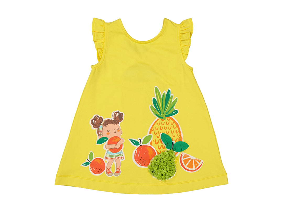Vestido amarillo sin mangas para niña con estampado de frutas y volantes en los hombros.