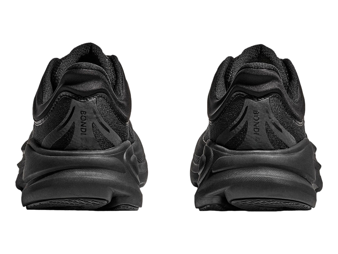 Tenis deportivos Hoka Bondi 9 en color negro total con suela ancha y malla transpirable.