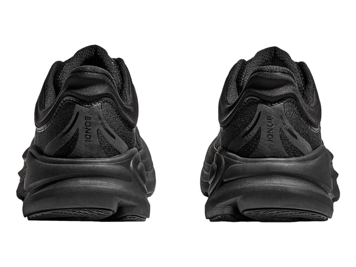 Tenis deportivos Hoka Bondi 9 en color negro total con suela ancha y malla transpirable.