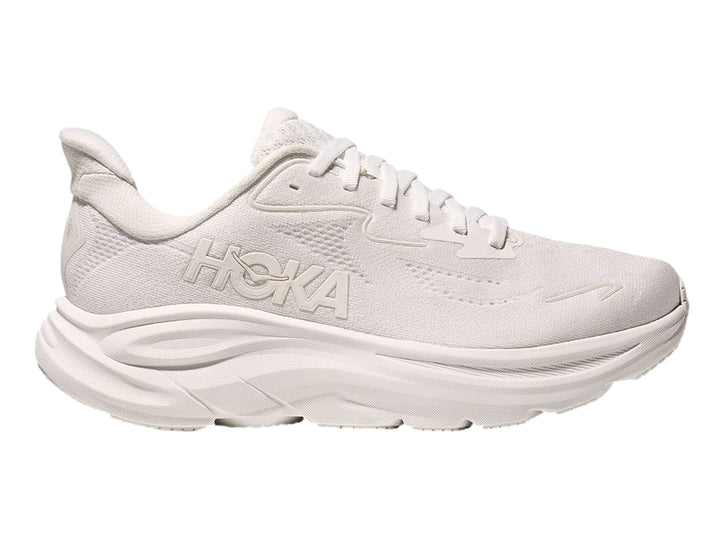 Tenis deportivos HOKA Clifton en color blanco total con suela ancha y amortiguada.