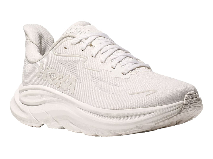 Tenis deportivos HOKA Clifton en color blanco total con suela ancha y amortiguada.