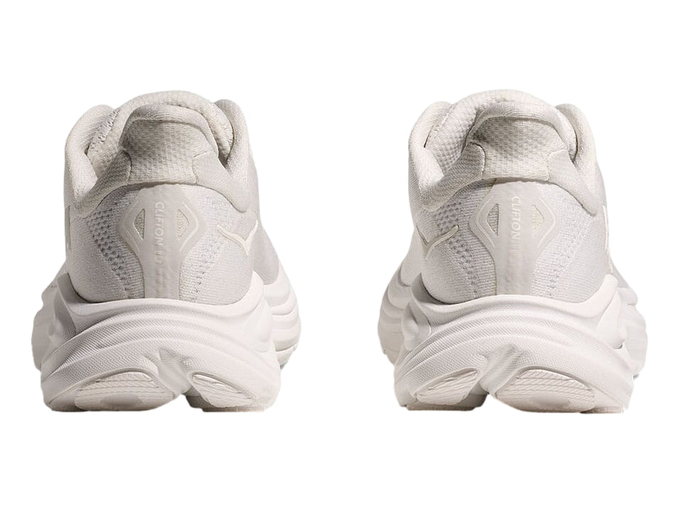 Tenis deportivos HOKA Clifton en color blanco total con suela ancha y amortiguada.
