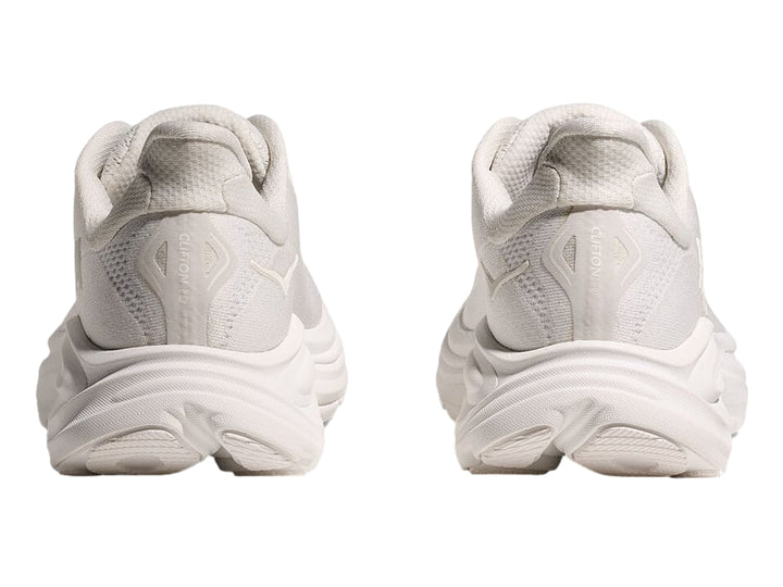 Tenis deportivos HOKA Clifton en color blanco total con suela ancha y amortiguada.