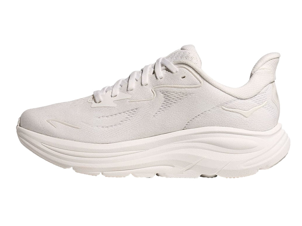 Tenis deportivos HOKA Clifton en color blanco total con suela ancha y amortiguada.