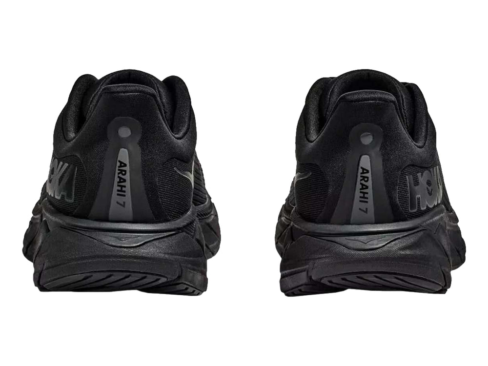 Tenis deportivos HOKA Arahi 7 en color negro total con suela ancha y malla transpirable.