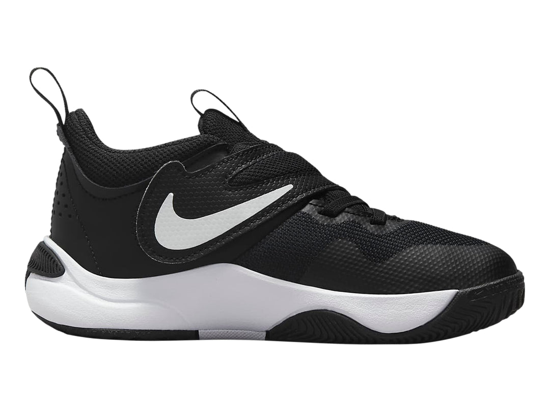 Tenis de baloncesto Nike Team Hustle D 11 en color negro con suela blanca.