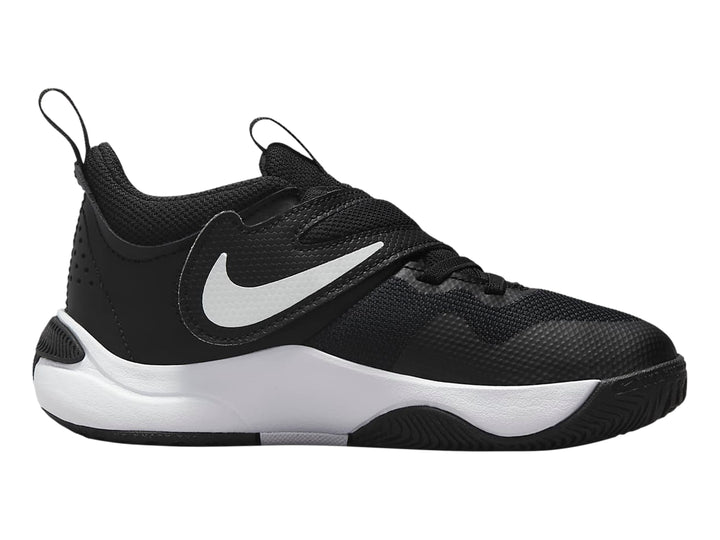 Tenis de baloncesto Nike Team Hustle D 11 en color negro con suela blanca.