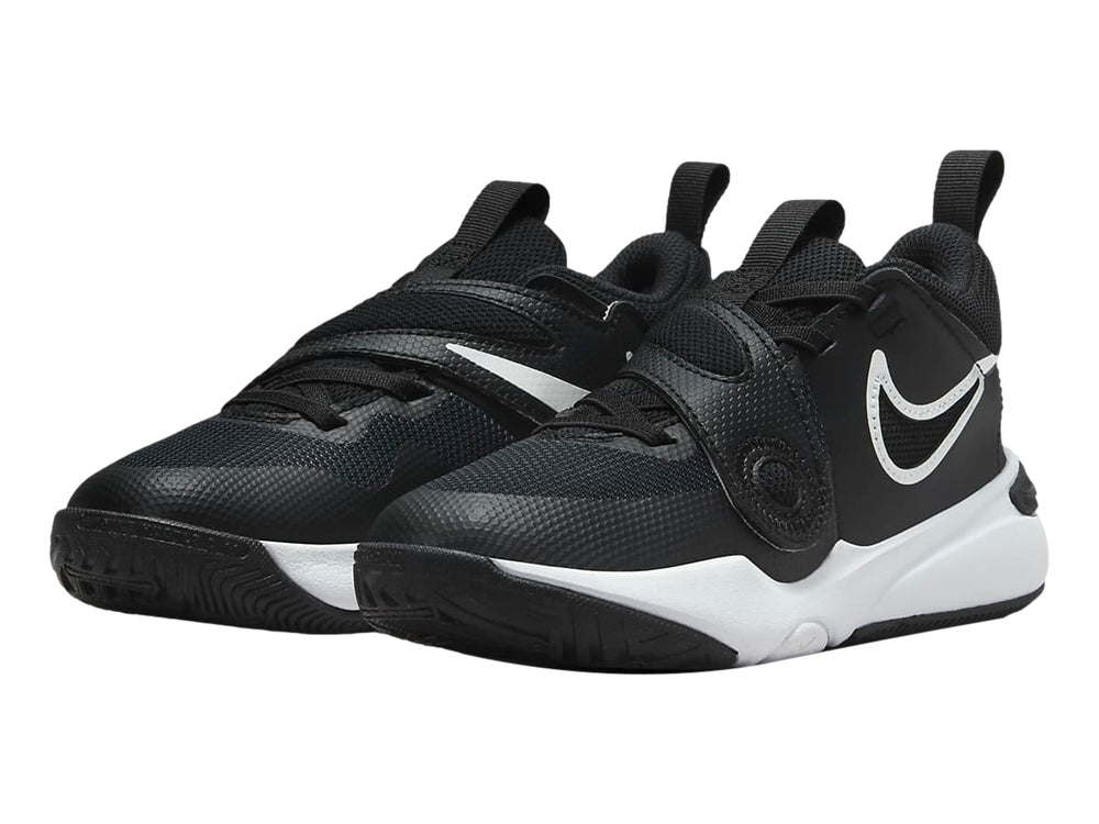 Tenis de baloncesto Nike Team Hustle D 11 en color negro con suela blanca.