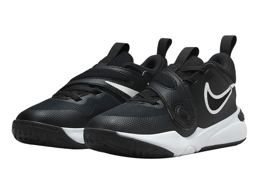 Tenis de baloncesto Nike Team Hustle D 11 en color negro con suela blanca.