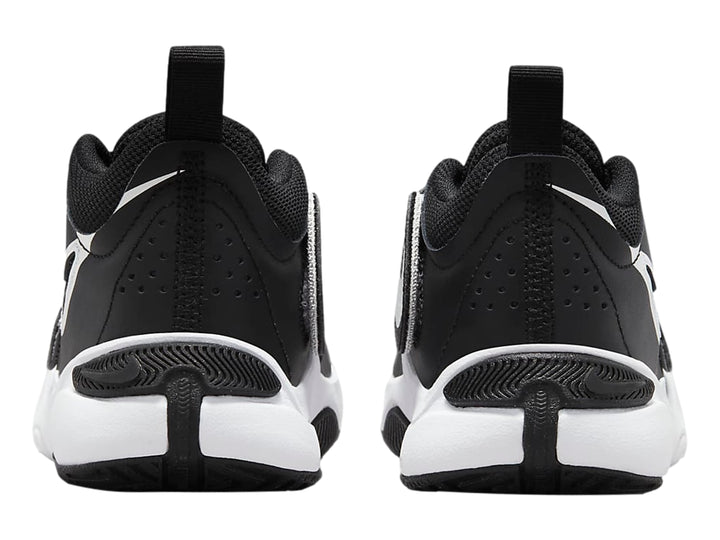 Tenis de baloncesto Nike Team Hustle D 11 en color negro con suela blanca.