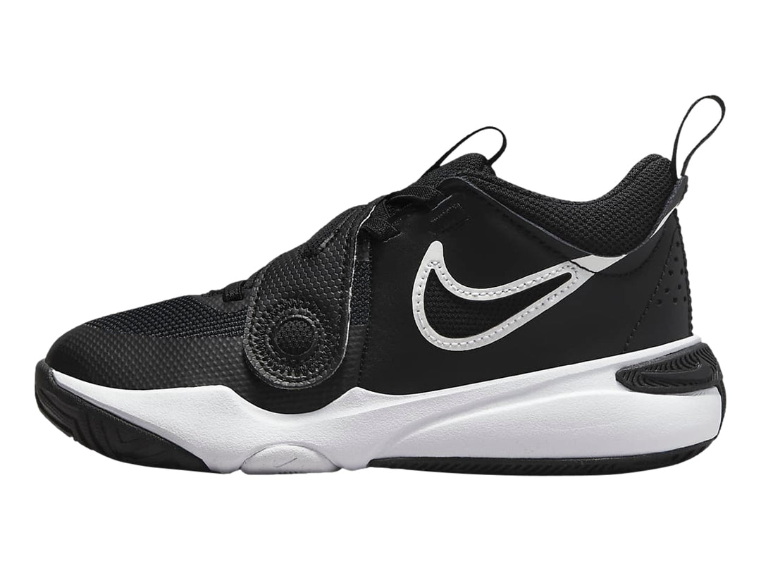 Tenis de baloncesto Nike Team Hustle D 11 en color negro con suela blanca.