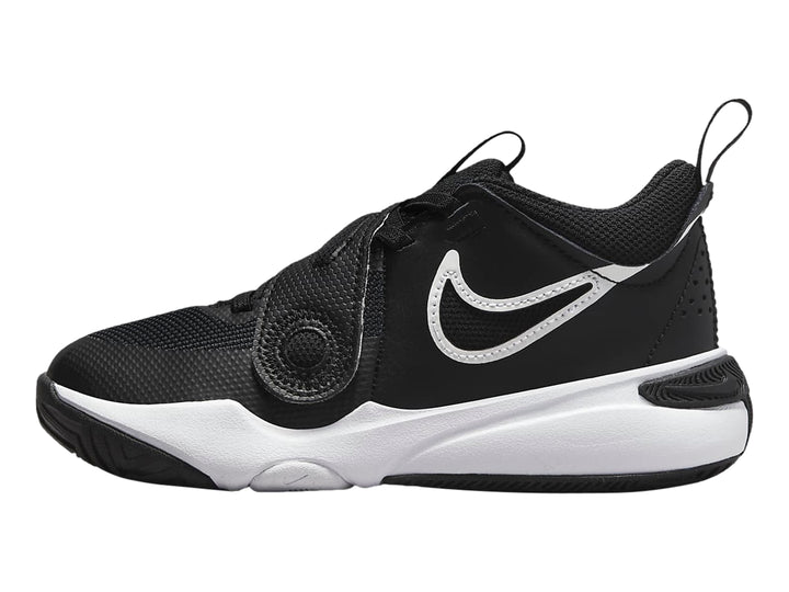 Tenis de baloncesto Nike Team Hustle D 11 en color negro con suela blanca.