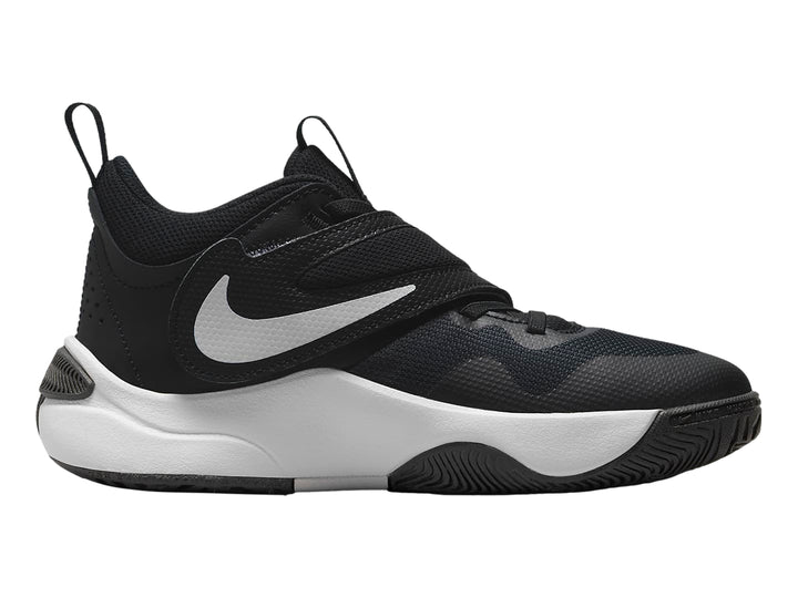 Tenis de baloncesto Nike en color negro con suela blanca y correa superior ajustable.
