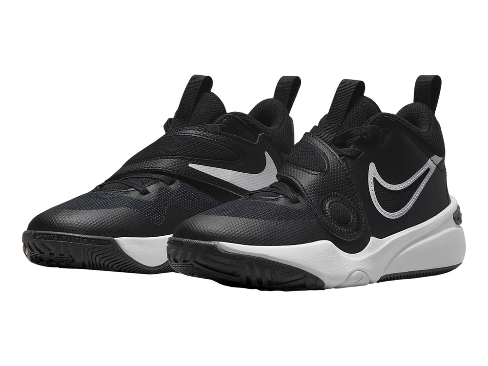 Tenis de baloncesto Nike en color negro con suela blanca y correa superior ajustable.