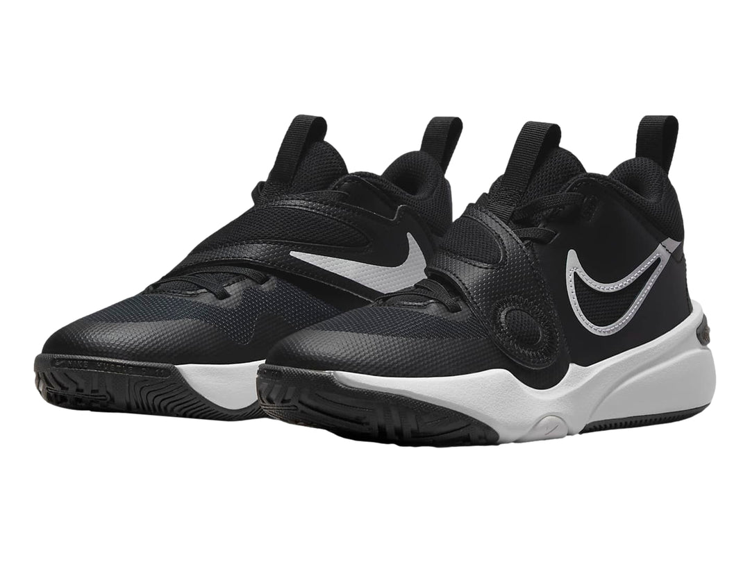 Tenis de baloncesto Nike en color negro con suela blanca y correa superior ajustable.