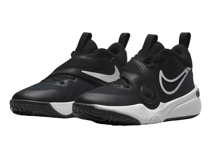 Tenis de baloncesto Nike en color negro con suela blanca y correa superior ajustable.