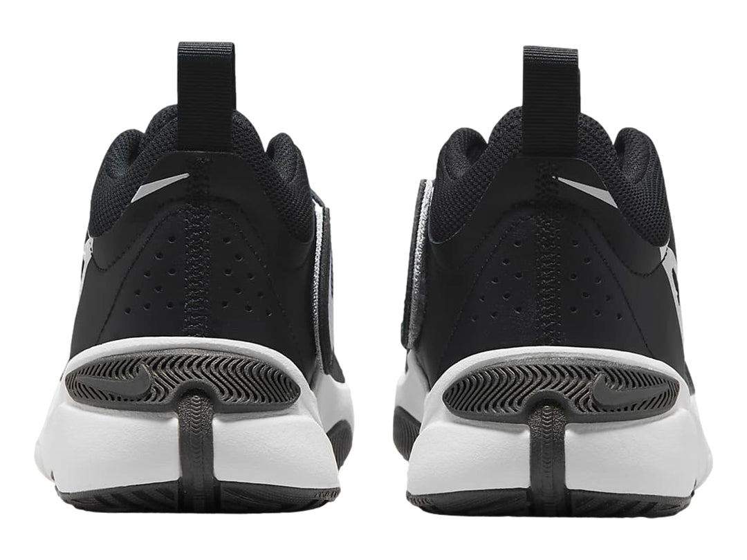 Tenis de baloncesto Nike en color negro con suela blanca y correa superior ajustable.