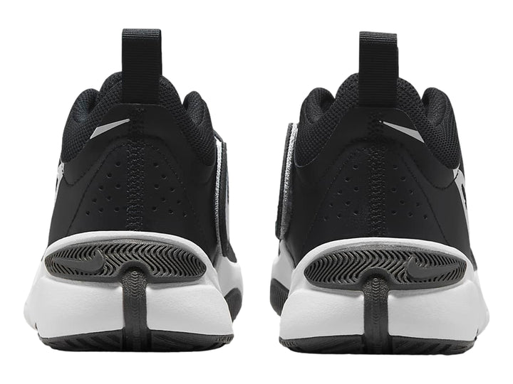 Tenis de baloncesto Nike en color negro con suela blanca y correa superior ajustable.