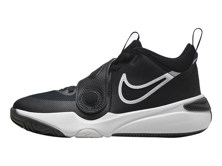 Tenis de baloncesto Nike en color negro con suela blanca y correa superior ajustable.
