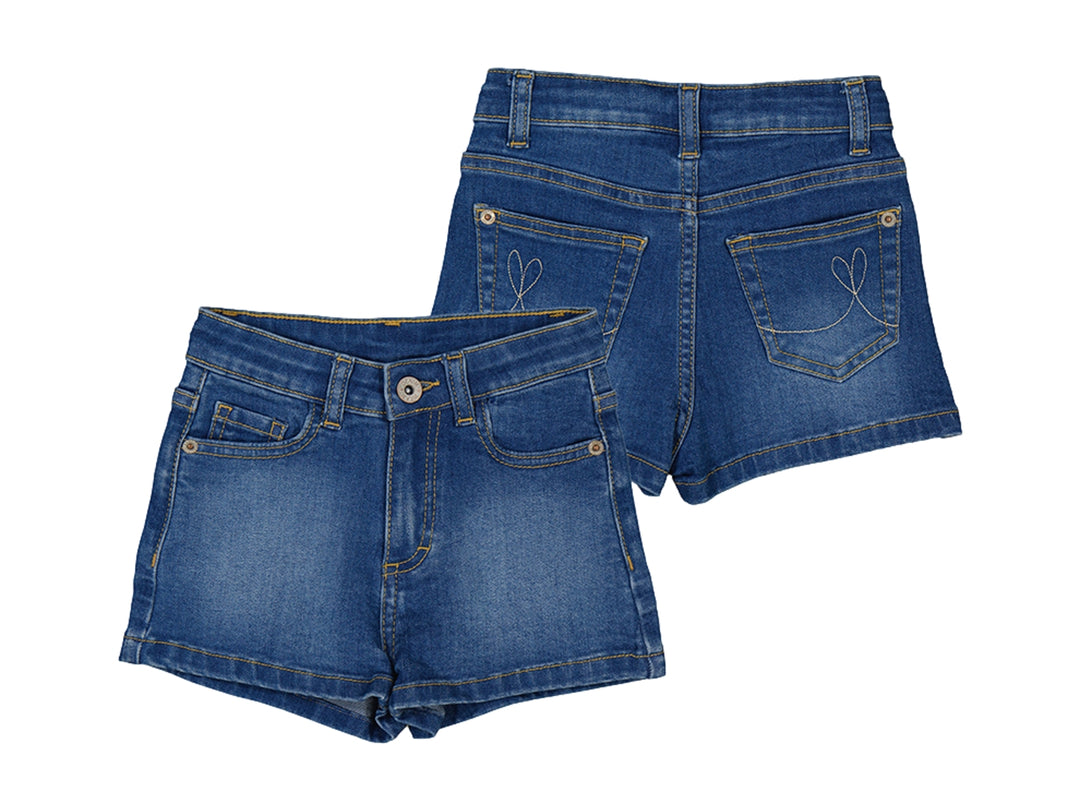 Short de mezclilla azul para niña con detalles bordados en los bolsillos traseros.